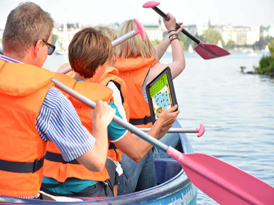 Paddler mit iPAD im Kanu auf der Alster
