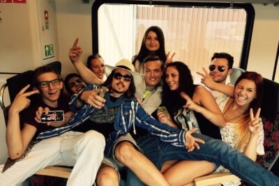 Johnny Depp Double in einer Menschenmenge liegend