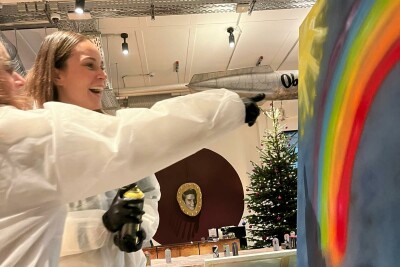 lachende Teilnehmerin Graffiti-Workshop