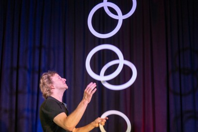 Jonglage mit fünf Ringen