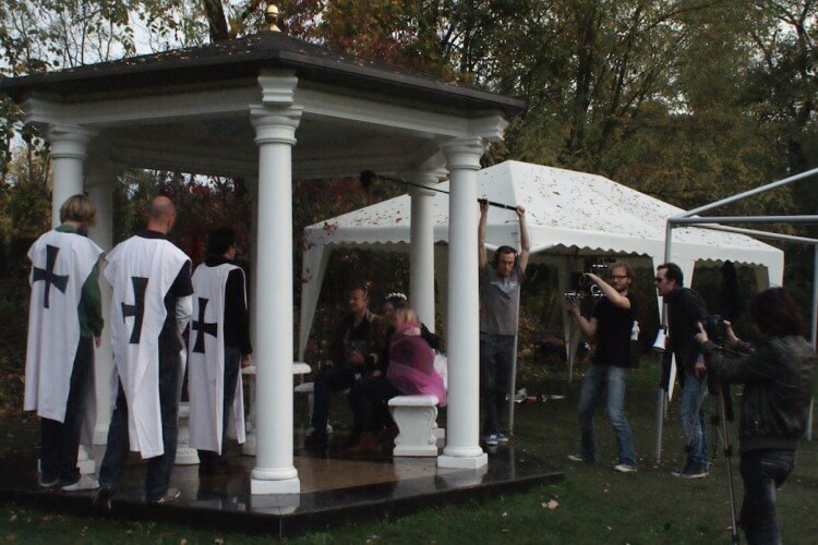 Kamerateam beim Filmdreh mit Kreuzritter am Pavillon