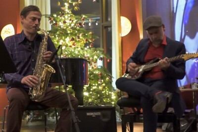 Niklas on Sax mit Nino Ruggieri an der Gitarre