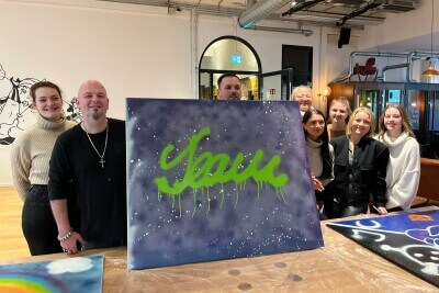 Teilnehmer Graffiti-Workshop mit Kunstwerk