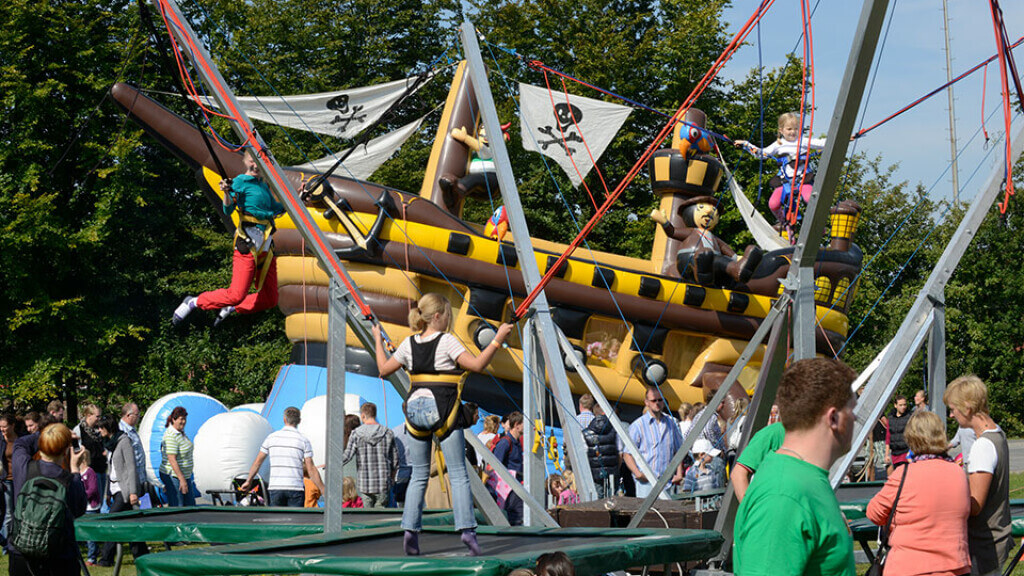 Auf einem großen Trampolin können die kleinen Gäste sich richtig austoben