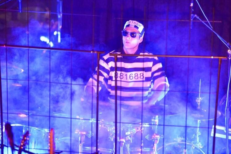 THE CHILI GROOVE MAFIA Schlagzeuger im Häftlingsoutfit