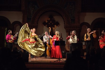 Jakascha mit einer Tänzerin in einem goldenen Kleid
