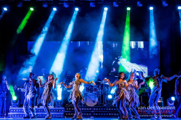 Tänzer und Lichtshow