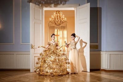 Glamouröser Champagnerempfang durch Dreamotionz Servierkleid Performance
