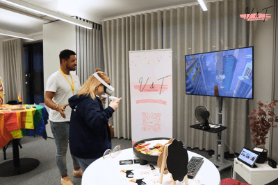Gast mit VR-Brille