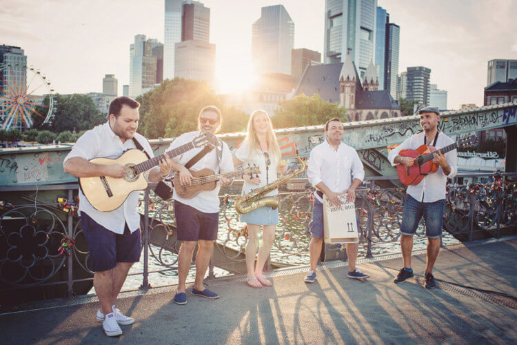 Rumbacoustic auf Brücke in der Sonne