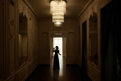 Natalie Kiés in einem Flur mit Kronleuchter