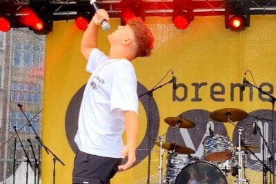 Mauricve Fuchs Bühnenauftritt Open-Air-Veranstaltung