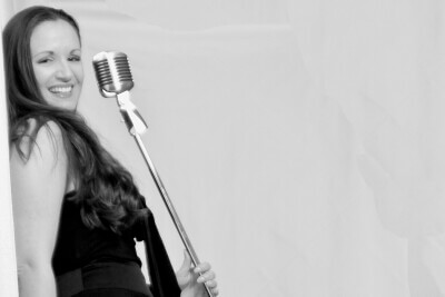 Marie-Christine Banga mit Mikrofon