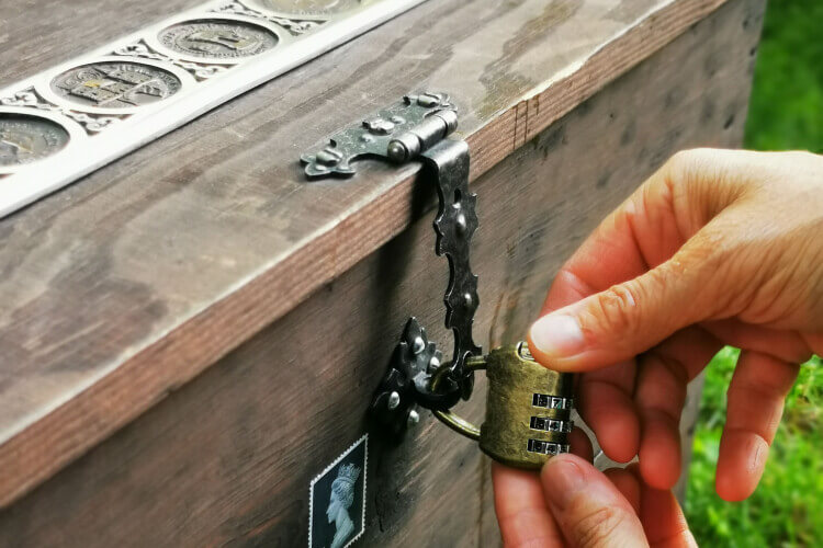 Nahaufnahme einer Kiste mit Vorhängeschloss