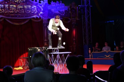 Sir Julian beim Bälle jonglieren