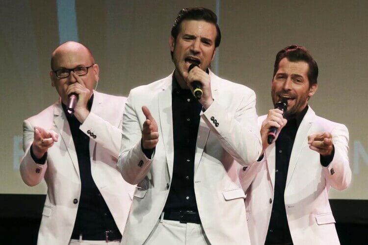 The Wanderers in weißen Anzügen