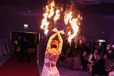 Feuerkünstlerin Greta bei einer Firmenfeier