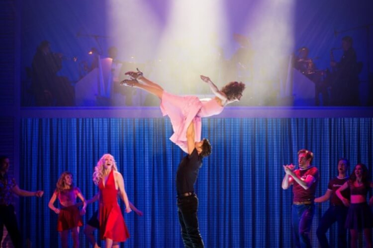 Mann hebt Frau auf Bühne