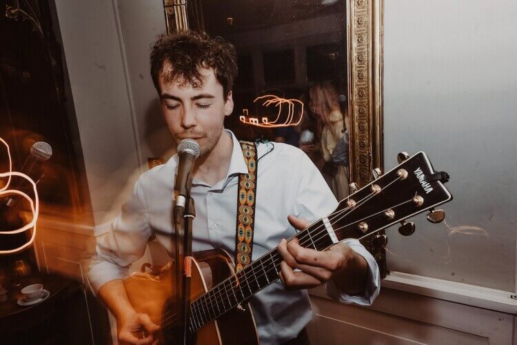 Sänger und Gitarrist Elias Tebroke