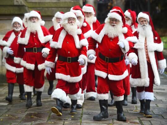 Eine Gruppe Weihnachtsmänner