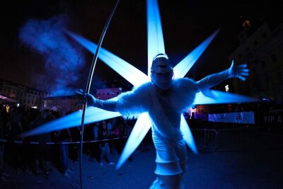 Dreamotionz Stelzenläufer Stern illuminiert in der Nacht