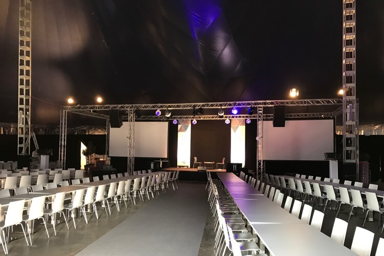 Zelt innen mit Bestuhlung