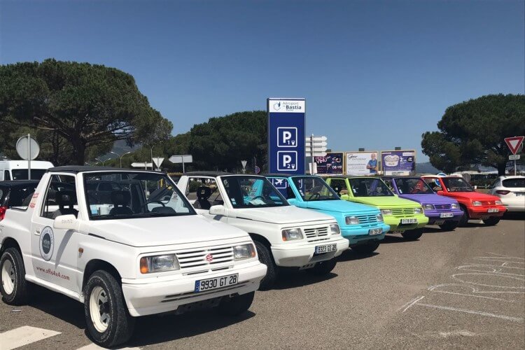 Jeeps auf einem Parkplatz