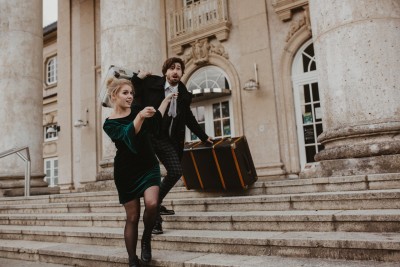 Duo Klang Poesie hintereinander auf Treppe