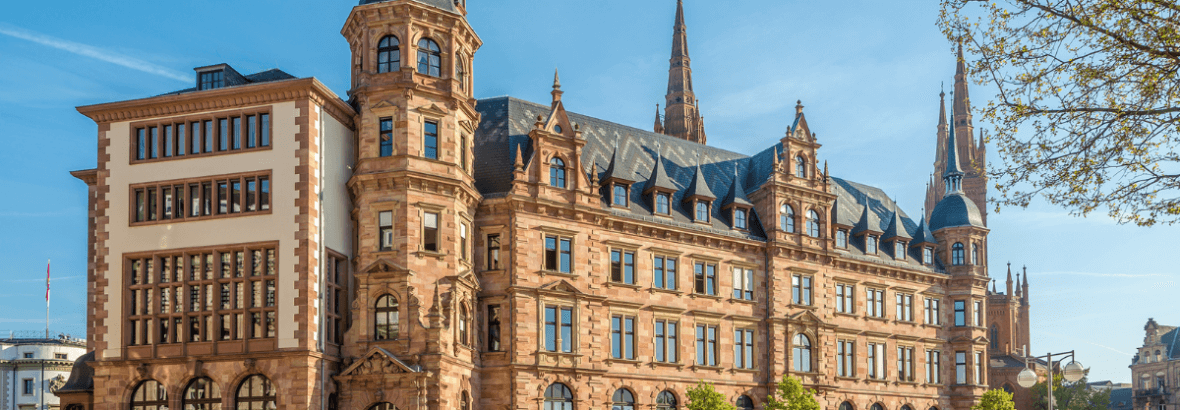 Altstadt Gebäude von Wiesbaden bei Sonnenschein und blauem Himmel