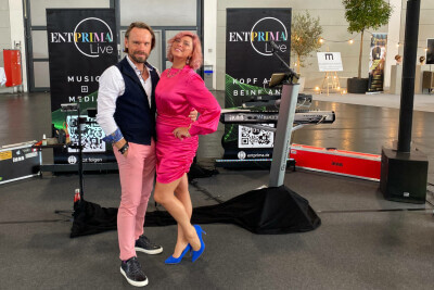 Entprima Live spielt auf einer Messe