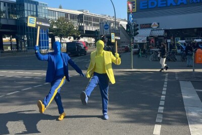 Pfeilmänner gehen über eine Ampel