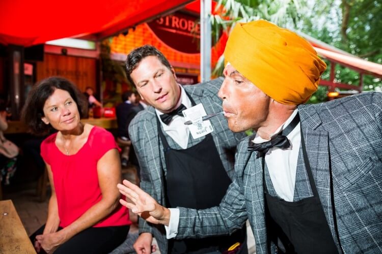 Klirr Deluxe bei einem Trick mit aufgespießter Karte