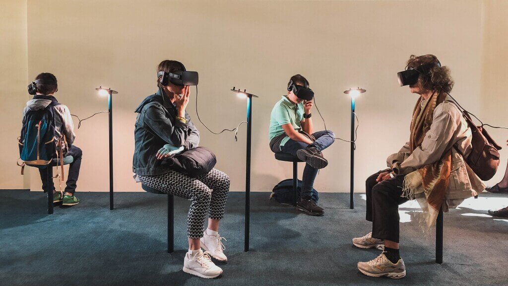 Besucher auf einer Veranstaltung tauchen in eine virtuelle Welt ein