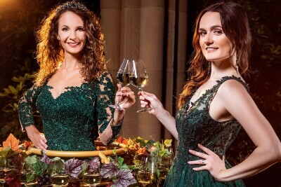 Weinkönigin Servierkleid für Weinverkostungen