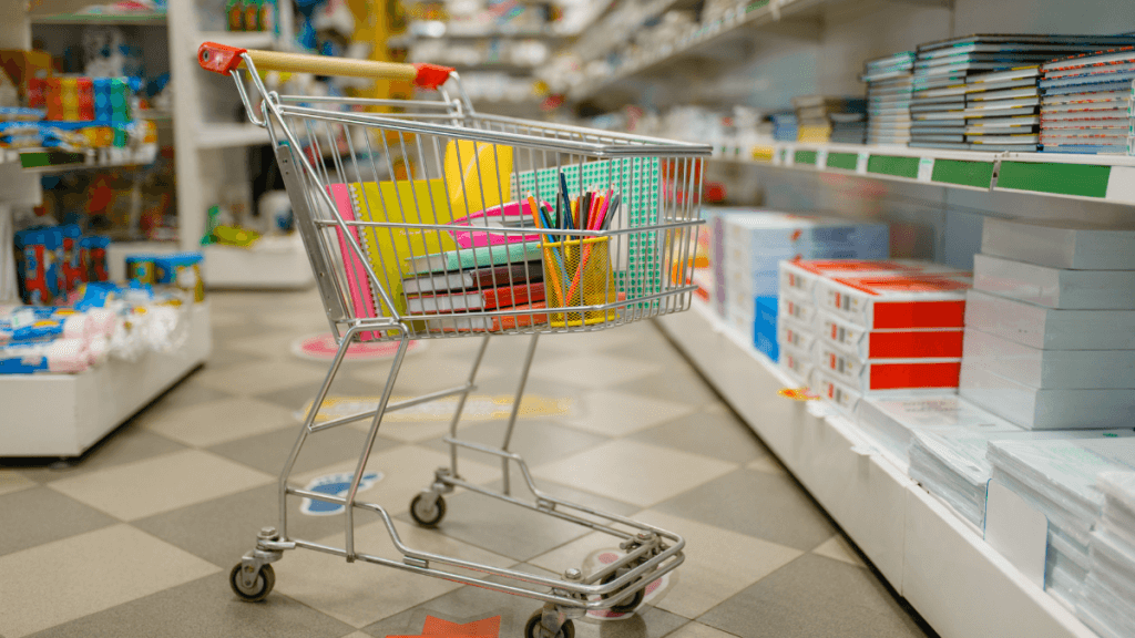 Einkaufswagen mit Schreibutensilien darin