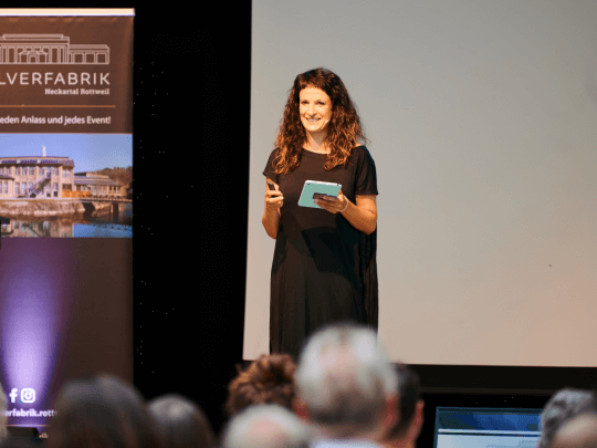 Rednerin Dominique Macri bei einem Vortrag