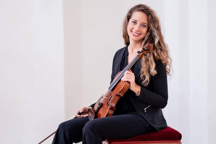 Laura Laila mit Violine sitzend