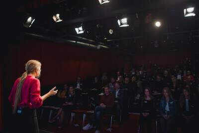 Leandra Fili vor Publikum