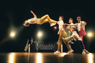 Breakdancer in 30er Jahre Kleidung