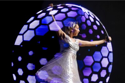 Künstlerin Simone Fluhr mit LED Cyr mit Kleid