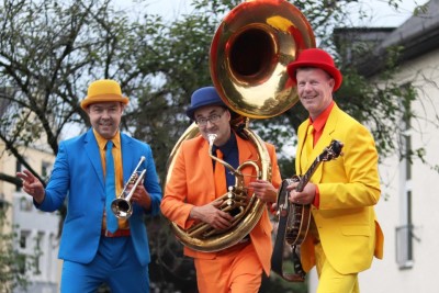 Die Jazzpolizei in bunter Kleidung