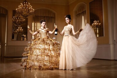 goldenes Servierkleid für Champagner und Sektempfänge