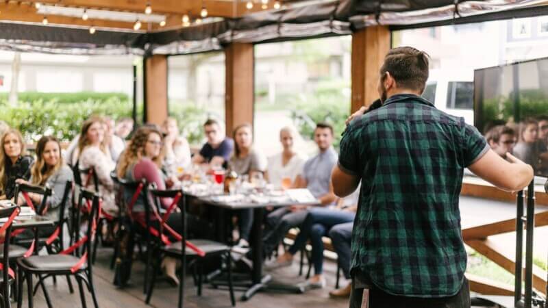 Eröffnungsrede wird vor den Gästen gehalten