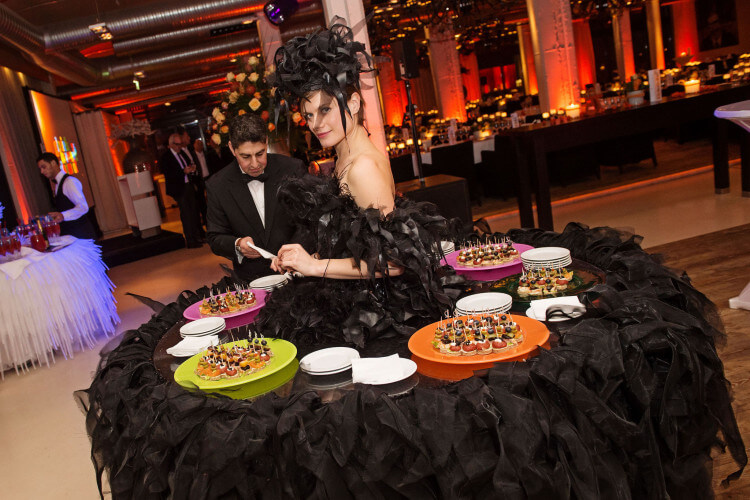 Frau im großem schwarzen Kleid