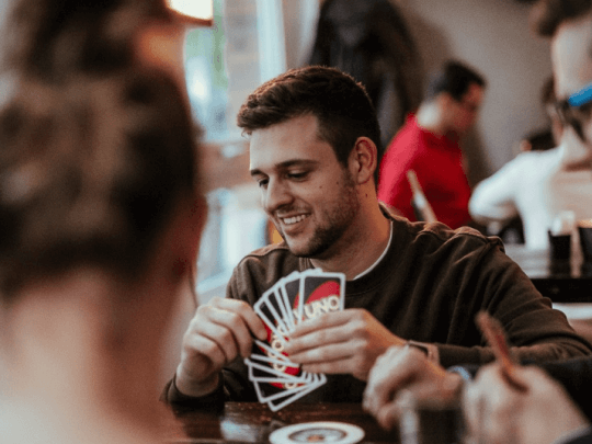 Spieler mit Kartenblatt