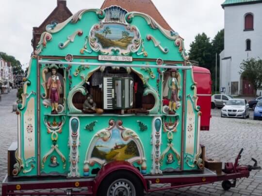 Spiel der Orgel auf dem Markt in Glückstadt