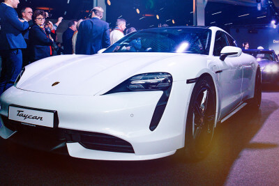 David Bauernfeind zaubert für Porsche's exklusive Prämiere des Porsche Taycan