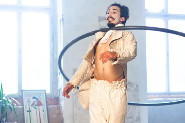 Zhenja Genial mit Cyr Wheel um den Hals