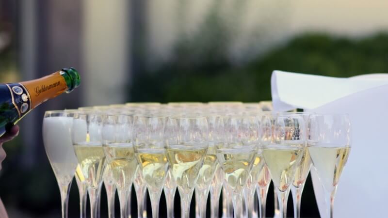 Champagnergläser mit Flasche