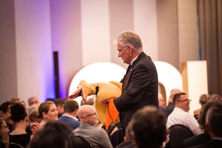 Bauchredner Olaf Scharlemann mit seinem Freund Freddy